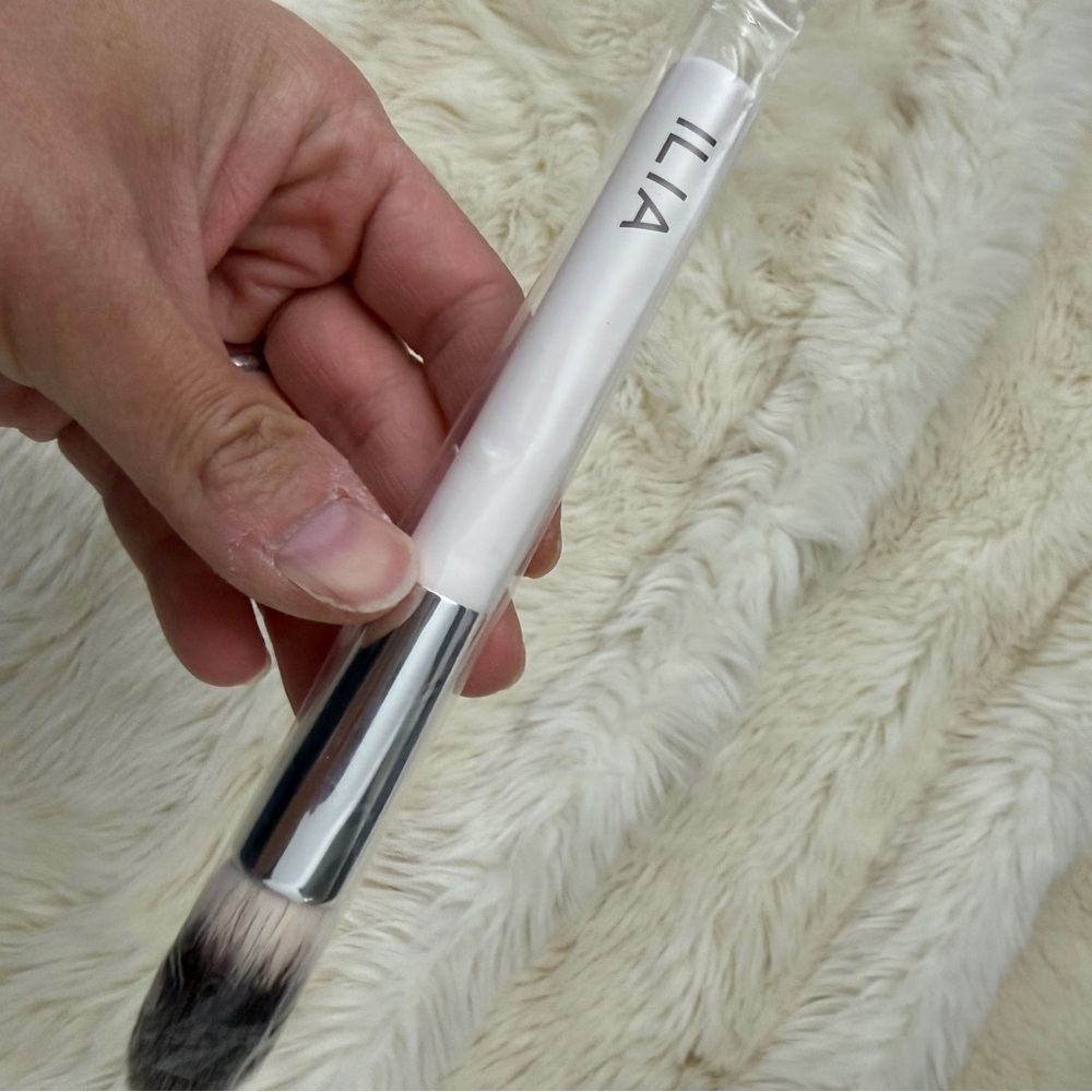 ILIA Complexion Brush brand new - Picture 2 of 4